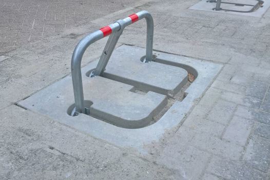 Parkeerbeugel met betonblok