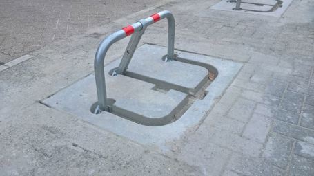 Support de parking avec bloc de béton